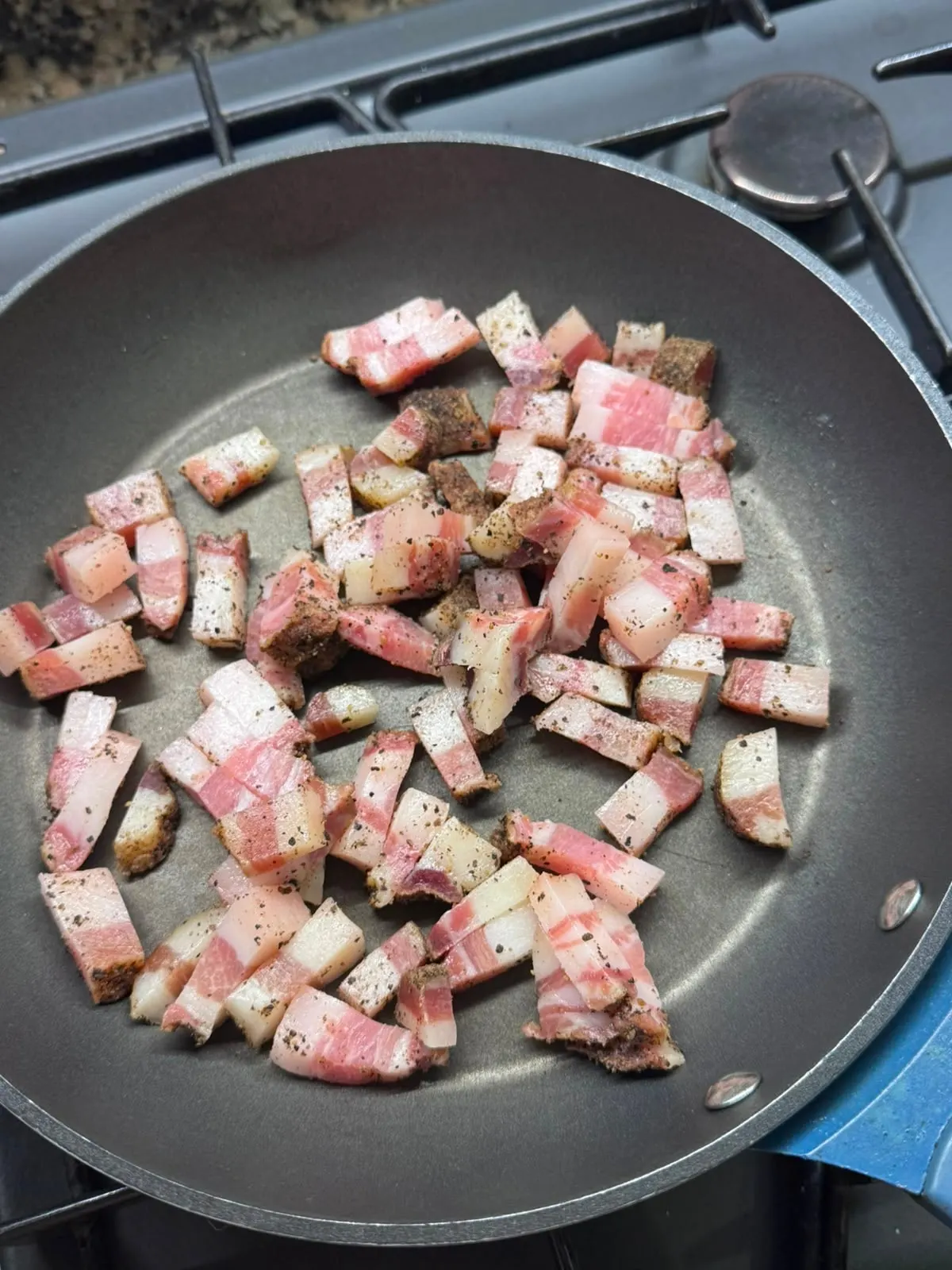Guanciale cortado en bastones, listo para ir a la sartén